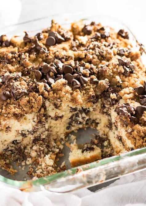 Coffee Cake Ideas, Church Snacks, Sunday Brunch Food, Chocolate Chip Coffee Cake, Brunch Bites, Salty Marshmallow, Brunch Dessert, Brunch Desserts, Sour Cream Coffee Cake