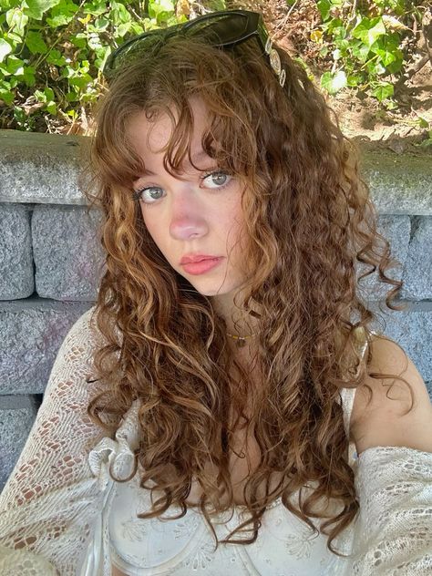 Dr Female Face Claims, Curly Hair Face Claims Female, Naturally Blonde Curly Hair, Blonde Curly Hair Face Claim, Faceclaims Curly Hair, Curly Hair Claim, Face Claims Curly Hair, Curly Hair Face Claims, Blonde Curly Hair With Bangs