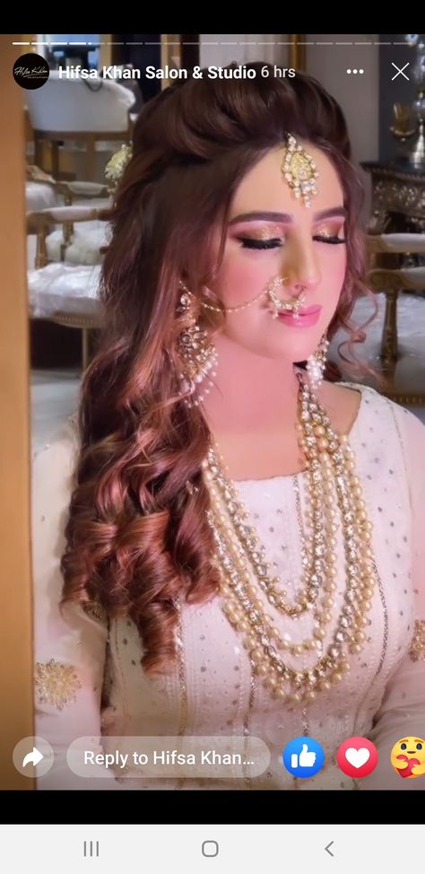 Mang Tikka Hairstyles Open Hair, Mangtika Hairstyle Open Hair, Mang Tikka Hairstyles, Lengha Hairstyles, Open Hairstyles Indian Wedding, Tikka Hairstyle, Side Curls Hairstyles, Matha Patti Hairstyles, Wedding Curls