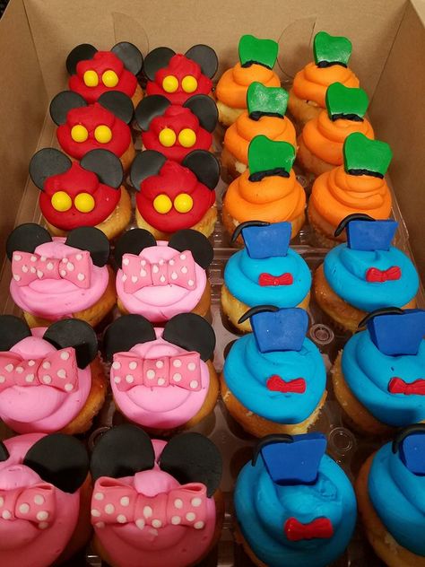 Friends Cupcakes, Birthday Cupcakes Ideas, Mickey Cupcakes, Mickey Mouse Birthday Decorations, Festa Moana Baby, Mickey First Birthday, Friends Birthday Cake, Mickey 1st Birthdays, Mickey Mouse Themed Birthday Party