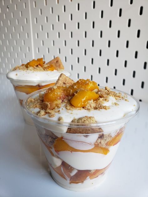 Peach Mango Parfait - this super simple dessert is inspired by the popular Filipino dessert called "Mango Float". It's made of layers of graham crackers, peaches and mangoes and mousse made of whipping cream, condensed milk and table milk! Check it out! Mango Graham Float, Graham Dessert, Mango Parfait, Mango Graham, Mango Float, Parfait Recipe, Filipino Dessert, Mango Cream, Parfait Recipes