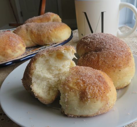 Tahitian Coconut Breakfast Rolls Tahitian Coconut Bread, Tahitian Desserts, Tongan Dessert, Tahitian Food, Islander Food, Coconut Breakfast, Coconut Bread Recipe, Fancy Baking, Breakfast Bakes