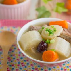 Ribs Soup Recipe, Pork Ribs Soup, Gf Soup, Ribs Soup, Pork Soup Recipes, Chinese Soups, Pork Bone Soup, Herbal Soup, Chinese Soup Recipes