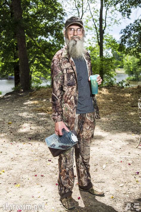 Duck Dynasty Si Robertson Wife | Duck Dynasty Season 4 premieres August 14 with an hour-long episode ... Duck Dynasty Costumes, Si Robertson, Uncle Si, Justin Martin, Phil Robertson, Celebrity Gossip News, Robertson Family, Duck Commander, Clever Halloween Costumes