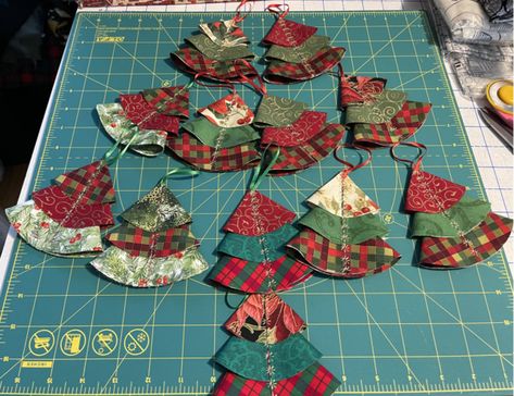 Shabby Fabrics Patterns Layered Christmas Tree Ornamen Free Download pattern review by arubalass Layered Christmas Tree, Sewing Workshop, Shabby Fabrics, Sewing Class, Tote Pattern, Choose The Right, Fabric Patterns, Christmas Tree Ornaments, Christmas Ideas