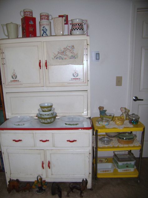 hoosier painting | Sellers Hoosier cabinet (1947) with vintage display | Flickr - Photo ... Hoosier Cabinet Makeover Paint, Country Colors, Retro Kitchens, Hoosier Cabinets, Red And White Kitchen, Old Fashioned Kitchen, Hoosier Cabinet, Kitchen Retro, Cherry Kitchen