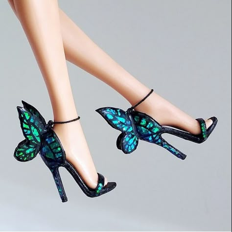 The butterfly shoes are designed by Sophia Webster. These shoes are a whimsical touch to your look for any occassion. Shoes With Butterflies, About Butterfly, Butterfly Heels, Butterfly Shoes, Tv Head, Butterfly Fashion, Creative Shoes, Fashion Shoes Heels, Flower Sketches