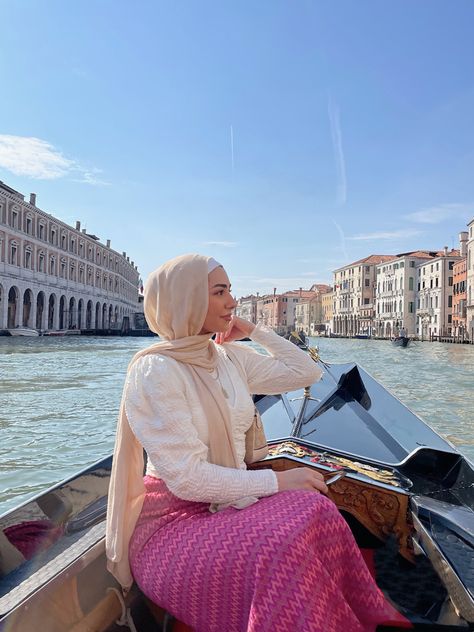 Italy Venice Outfits, Italy Outfits Hijab, Gondola Ride, Outfits Hijab, Modern Hijab, Modern Hijab Fashion, Photos Poses, Hair Scarf Styles, Dream Vacations Destinations