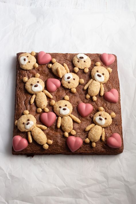 Teddy Bear Brownies - super cute Valentine's Day treat! - Ai made it for you Bear Brownies, Cakey Brownies, Squares Recipes, Valentines Recipes, Brownie Packaging, Ruby Chocolate, Teddy Bear Cookies, Valentines Baking, Brownie Toppings