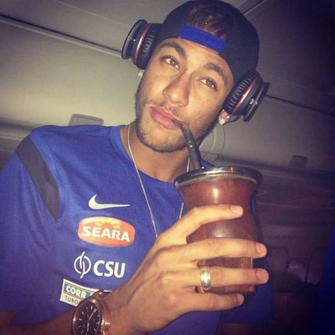 Neymar drinks Brazilian chimarrão Messi Icons, Neymar Pic, World Cup Fans, Soccer World Cup, Yerba Mate Tea, Mate Tea, Neymar Football, Football Boyfriend, Yerba Mate