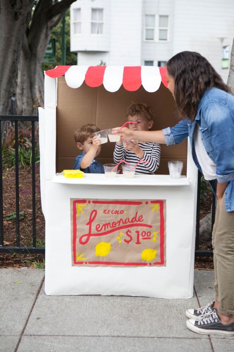 Cardboard Lemonade Stand DIY | Oh Happy Day! Cardboard Lemonade Stand, Cardboard Kids, Diy Karton, Diy Lemonade Stand, Diy Lemonade, Carton Diy, Boxes Diy, Ice Cream Stand, Diy Kids Games