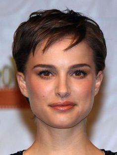 Square face shape;wide in the temples, narrow in the middle of the face, and squares off at the jaw. To offset or round out the square features you want to soften hair around the temples and jaw. Add width around the ears to create volume between the temples and the jaw. Wide Jaw Women, Square Jaw Women, Pixie Cut Square Face, Square Face Short Hair, Square Jaw, Edgy Short Haircuts, Fine Hair Styles For Women, Super Short Haircuts, Haircut For Square Face