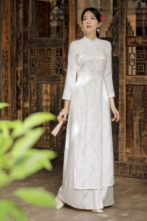 Ao Dai Aesthetic, Ao Dai White, Comfy Trendy Outfits, Vietnamese Wedding Dress, Dress Muslim Modern, Asian Style Dress, Chinese Style Dress, Simple Bridesmaid Dresses, Gowns Dresses Elegant