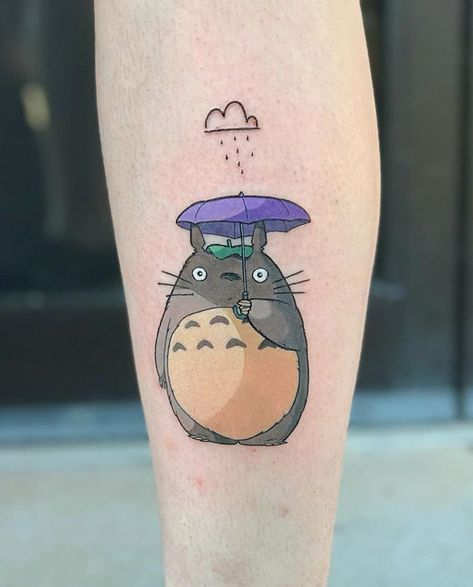 Super cute tattoo of Totoro holding an umbrella Tattoo Ideas Meaning, Totoro Tattoo, Tatuaje Studio Ghibli, Ghibli Tattoos, Umbrella Tattoo, Studio Ghibli Tattoo, Holding An Umbrella, Ghibli Tattoo, Chihiro Y Haku