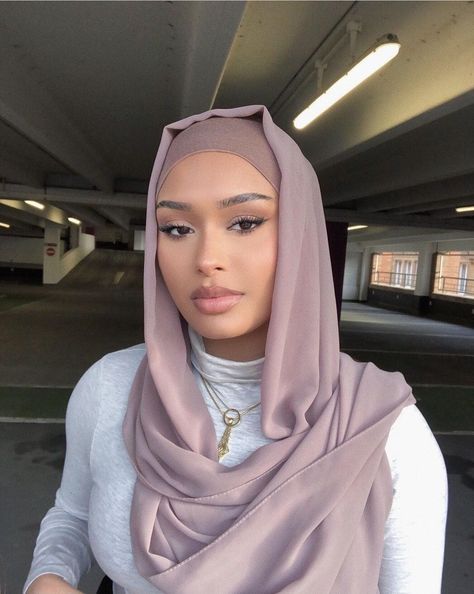 Aesthetic Hijab, Party Makeup Looks, Engagement Photo Outfits Fall, Estilo Hijab, Stile Hijab, Street Hijab Fashion, Modern Hijab Fashion, Mode Turban, Hijab Style Casual