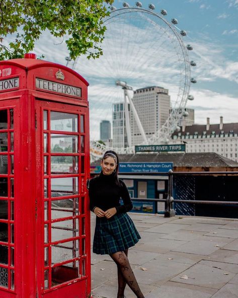 Phone Booth Poses, London Shoot Locations, London Graduation Photos, Red Phone Booth Photoshoot, London Telephone Booth Photography, London Phone Booth Poses, London Eye Photo Ideas, London Red Phone Booth, Booth Photoshoot