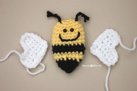 Crochet Bumble Bee Keychain - Repeat Crafter Me Crochet Bumble Bee Applique Pattern Free, Crochet Bee Earrings, Crochet Bee Applique Free Pattern, Crochet Bee Applique, Crochet Bees, Crochet Bumble Bee, Bee Keychain, Bee Mine Valentine, Crochet Applique Patterns Free