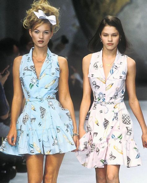 Chanel S/S 1996 Followsaramoradi210 Runway Fashion Aesthetic, 90's Supermodels, Runway Fashion 2020, 1990 Style, Queen Kate, Chanel Runway, 90s Runway Fashion, Vintage Runway, Fashion Archive