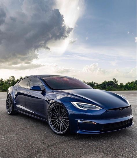 Model 3 comes with the option of dual motor all-wheel drive, 20” Überturbine Wheels and Performance Brakes for total control in all weather conditions. Tesla S Plaid, Tosca Musk, Tesla Model S Plaid, Tesla Car Models, Tesla Wheels, Luxury Appliances, Tesla Roadster, Tesla Motors, Tesla Car