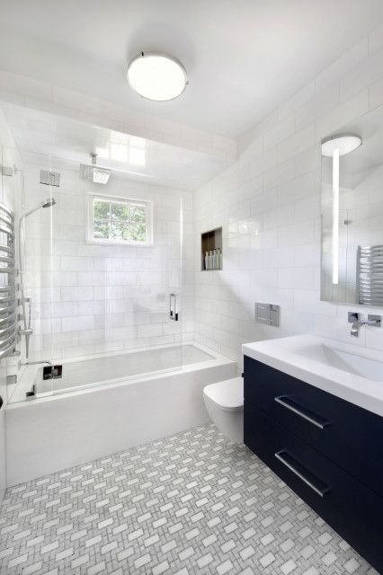 Bathroom of the Week: An Open Feeling in 50 Square Feet 50 Sq Ft Bathroom, Bathroom Without Tub, Powder Room Feature Wall, White Tiles Bathroom, Houzz Bathroom, Master Bath Remodel Ideas, Guest Bathroom Makeover, Room Feature Wall, Mom Bathroom