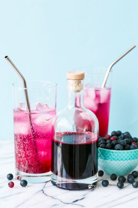 Homemade Blueberry Syrup for sodas, cocktails, and more. Just add club soda (or booze). Homemade Blueberry Syrup, Blueberry Cocktail, Soda Italiana, Soda Syrup, Homemade Soda, Blueberry Syrup, Soda Recipe, Homemade Syrup, Soda Stream