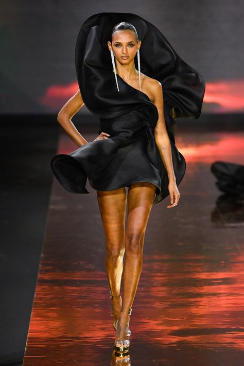 Couture Spring 2023, Black Cocktail Party Dress, Runway Gowns, High Fashion Dresses, Stephane Rolland, Spring Couture, Fashion Couture, Fancy Hats, Vintage Gowns