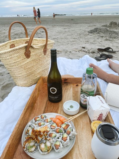 Dinner ideas for an easy beach picnic #dinnerideas #picnicfoodideas #picnic #sushi #beach #summer #boardideas Sushi Beach Picnic, Easy Beach Picnic, Beach Dinner Ideas, Picnic On Beach, Beach Picnic Food, Beach Date Ideas, Beach Picnic Ideas, Solo Picnic, Beach Picnic Foods