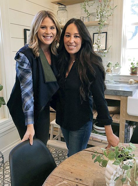 Joanna Gaines, Mom to Mom, March 2019 issue Joanna Gaines Fashion Style, Joanna Gaines Fashion, Joanna Gaines Hair, Joanna Gaines Sisters, Joanna Gaines Fireplace, Joanna Gaines Outfits, Joanna Gaines House Tour, Joanna Gaines Style Clothes, Joanna Gaines Family