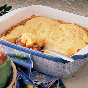 Franks and Corn Bread - I think this is gonna be a new favorite of the quickie dinner!! Hot Dogs And Beans, Hot Dog Casserole, Frank And Beans, Beans And Cornbread, Baked Beans With Bacon, Bread Toppings, Cornbread Casserole, Hot Dog Recipes, Corn Bread Recipe