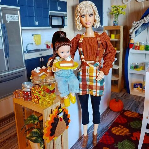 Barbie Thanksgiving, Barbie Rules, Barbie Fashionista, Pumpkin Cheesecake, Mattel Barbie, Dollhouse Dolls, Ooak Dolls, Diy Dollhouse, Vintage Barbie