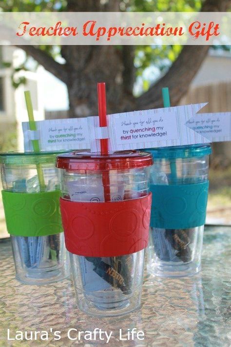 Teacher appreciation gift - fill a water bottle with snacks and a gift card, and add a cute tag to the straw. Baby Shower Game Prizes, Shower Prizes, Band Teacher, Baby Shower Prizes, Creative Baby Shower, Baby Shower Planning, Favorite Candy, Baby Shower Fun, School Gift