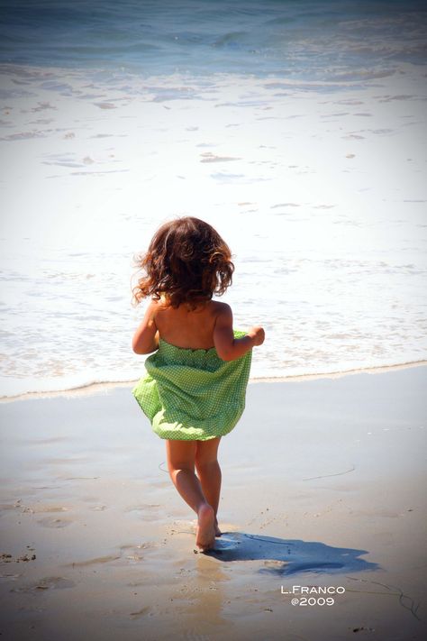 another adorable picture of little kid Magic For Kids, Green Beach, Brighton Beach, Art Study, Summer Green, Beach Color, Summer Theme, Beach Kids, Beach Baby