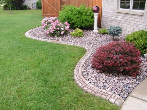 Rock Flower Beds, Garden Edging Ideas, Landscape Curbing, Flower Bed Designs, Front Yard Landscape, Outside Projects, Rock Landscaping, Front Yard Design, Flower Bed Ideas