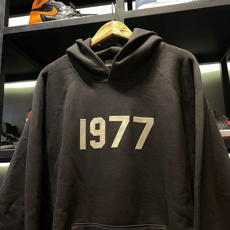 Visit @thehustleproject.myshopify for more hoodies & get 10% off your first order... #1977 #customhoodies #streetwear #usa #streetstyle #newyork #newcollection #vintage #unitedkingdom Essentials 1977 Hoodie Outfit, 1977 Essentials Hoodie, Essentials Hoodie Outfit, 1977 Hoodie, Black Hoodie Men, Loose Hoodie, Couples Sweatshirts, Lined Hoodie, Student Fashion