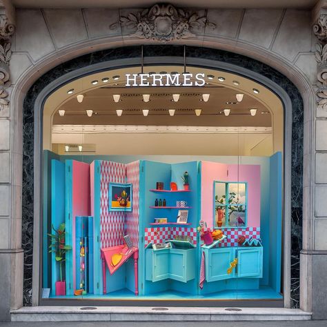 Christmas Window Display Retail, Instagram Photo Booth, Hermes Window, Hermes Store, Window Display Retail, Interactive Walls, Window Display Design, Retail Inspiration, Shop Window Displays