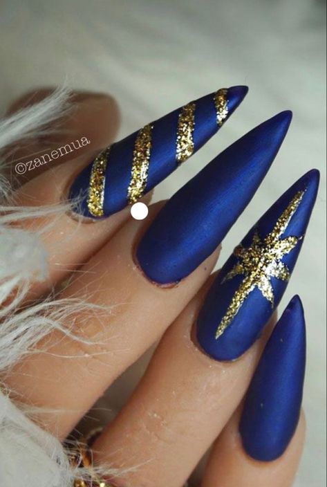 Blue Gold Christmas Nails, Blue And Gold Christmas Nails, Blue And Gold Winter Nails, Dark Blue And Gold Nails, Dark Blue Christmas Nails, Shimmery Nails, Blue Christmas Nails, Nail Art Noel, Christmas Nail Ideas