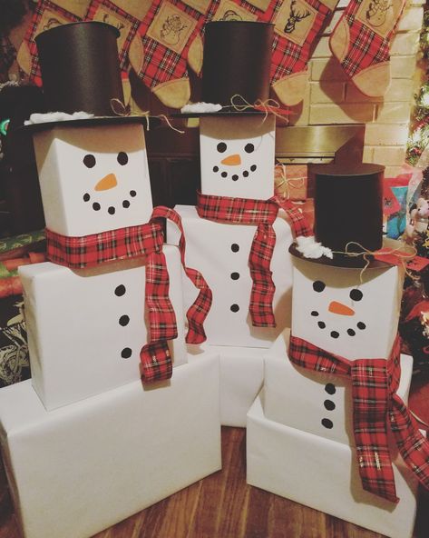 Snowman wrapping for kids' Christmas gifts ☃ Snowman Christmas Gift Tower, Box Snowman Diy, Snowman Tower Presents, Snowman Gift Wrapping Ideas, Snowman Wrapping Ideas, Snowman Wrapped Presents, Snowman Boxes Christmas, Snowman Christmas Presents, Snowman Presents Tower