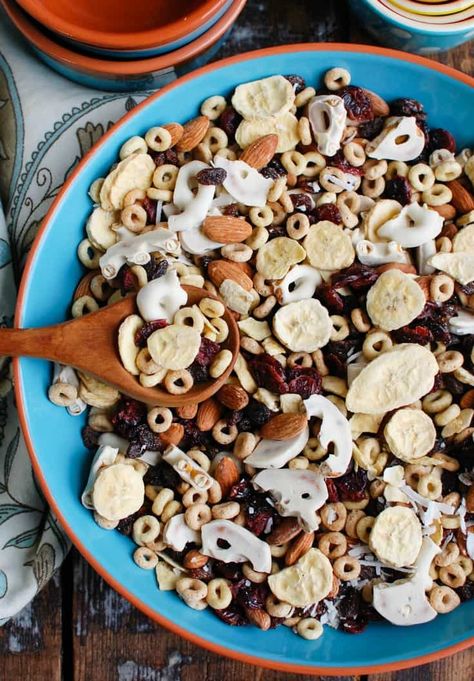 Yogurt Pretzels, Trail Mix Recipes, Healthy Cereal, Chex Mix Recipes, Fruit Yogurt, Dried Bananas, Freeze Dried Fruit, Snack Mix Recipes, Healthy Casseroles