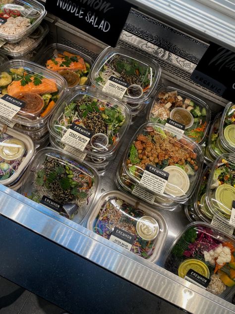 Grab And Go Salads, Salad Shop Design, Salad Takeout, Salad Display, Healthy Takeaway, Healthy Food Shop, Packaged Salad, Resep Sandwich, Salad Shop