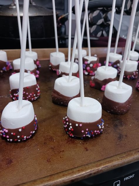 Marshmallow Pops - Cooking Up Tradition Marshmallow Gender Reveal, Christmas Marshmallow Pops, Easy Kids Treats, Marshmallow Kabobs, Marshmallows Pops, Marshmallows On A Stick, Marshmallow Desserts, Kids Treat, Marshmallow Pops