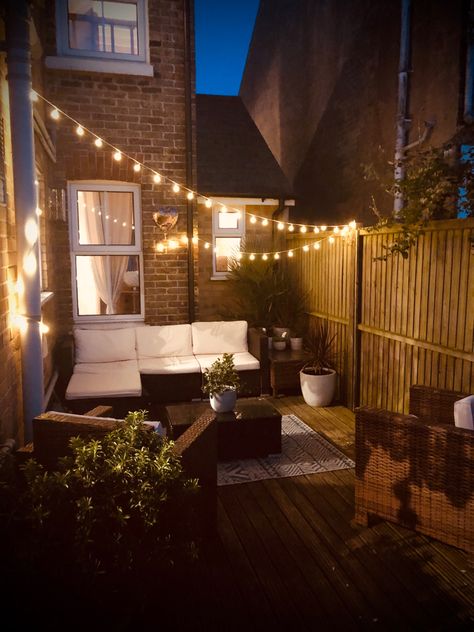 Patio Design With Umbrella, Cosy Garden Ideas Small Spaces, Small Backyard Inspo Patio, Small Backyard Townhouse, Apartment Backyard Ideas Small Spaces, Small Patio Aesthetic, Townhouse Courtyard Ideas, Diy Courtyard Ideas On A Budget, Townhouse Yard Ideas