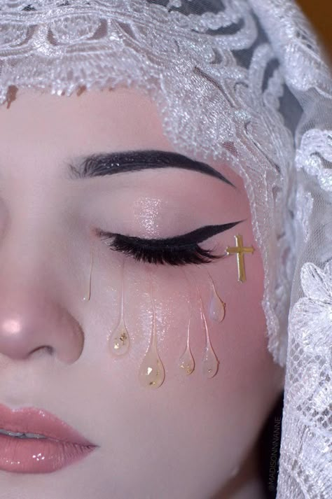 Virgin Mary Costume, Mary Costume, Hopeless Fountain Kingdom, Costume Makeup, Halloween Kostüm, Pink Lips, Aesthetic Makeup, Virgin Mary, Makeup Inspo