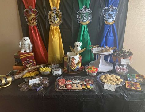 Harry Potter 11th Birthday, Harry Potter Birthday Decorations, Harry Potter Table, Harry Potter Desserts, Harry Potter Birthday Party Ideas, Harry Potter Party Favors, Harry Potter Party Decorations, Harry Potter Theme Birthday, Harry Potter Bday