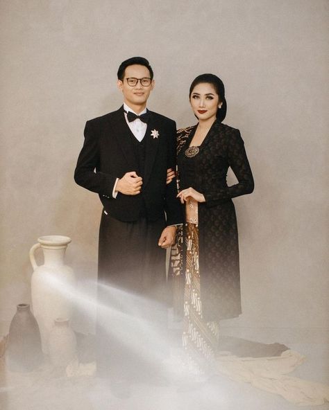 Penggabungan unsur tradisional, vintage, dan kekinian terwakili dengan sempurna pada pre-wedding ini. Serta membuktikan bahwa konsep adat bisa ditampilkan dalam arahan yang modern ❤️ - Photo faralljibrill_official MUA amithyasari_weddingmakeup Studio kalavati.studio Prewed Jawa, Foto Akad, Prewedding Adat, Prewed Studio, Kebaya Lamaran, Pre Wedding Photoshoot Props, Kebaya Modern Dress, Pre Wedding Photoshoot Outfit, Foto Wedding