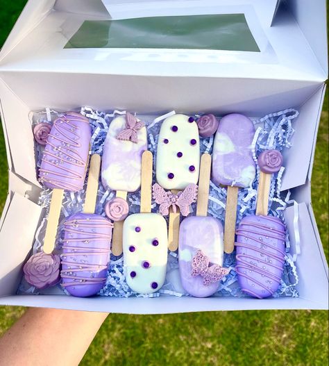 Purple Cakesicles Ideas, Light Purple Cake Pops, Purple Cakesicles, Euphoria Theme, Purple Cake Pops, Unicorn Birthday Party Cake, Lavender Party, Purple Desserts, Purple Strawberry