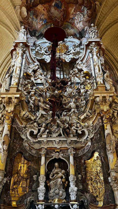 morals955 on Instagram: 📍Catedral de Toledo, retablo en la espalda del altar mayor. 🇪🇸 ➡️The transparent of the Cathedral of Toledo, considered at the time as… Europe In Fall, Day Trips From Madrid, What To Wear In Europe, Beautiful Places In Spain, Toledo Cathedral, Backpacking Spain, Spain Culture, Places In Spain, Toledo Spain