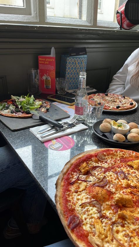 pizza express Pizza Express, England Summer, Girl Dinner, Cheese Pizza, Pepperoni Pizza, Pizza, England, Birthday Party, Cheese