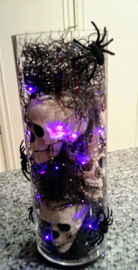 Indoor Vases, Gothic Party, Halloween Office, Halloween Themed Wedding, Dollar Tree Halloween, Casa Halloween, Dollar Store Halloween, Creepy Halloween Decorations, Halloween Centerpiece