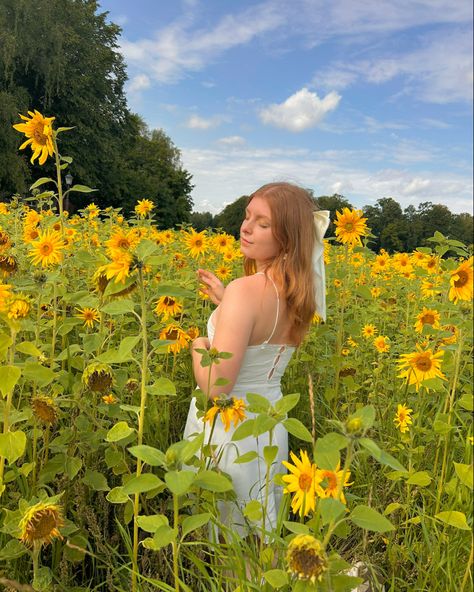 Sunflower Field Outfit Ideas, White Dress Photography, Early Autumn Outfit, Sunflower Field Photoshoot, Sunflower Field Pictures, Cottagecore Autumn, Field Pictures, Inspiration Portrait, Dress Photography