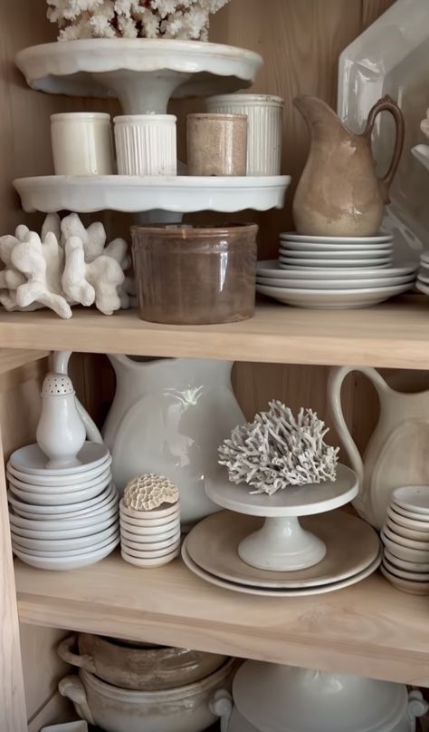 White Pottery Display, Ironstone Display, Pottery Display, Vintage Crock, Iron Stone, Bookcase Display, Staging Ideas, Pottery Inspo, Vintage Ironstone